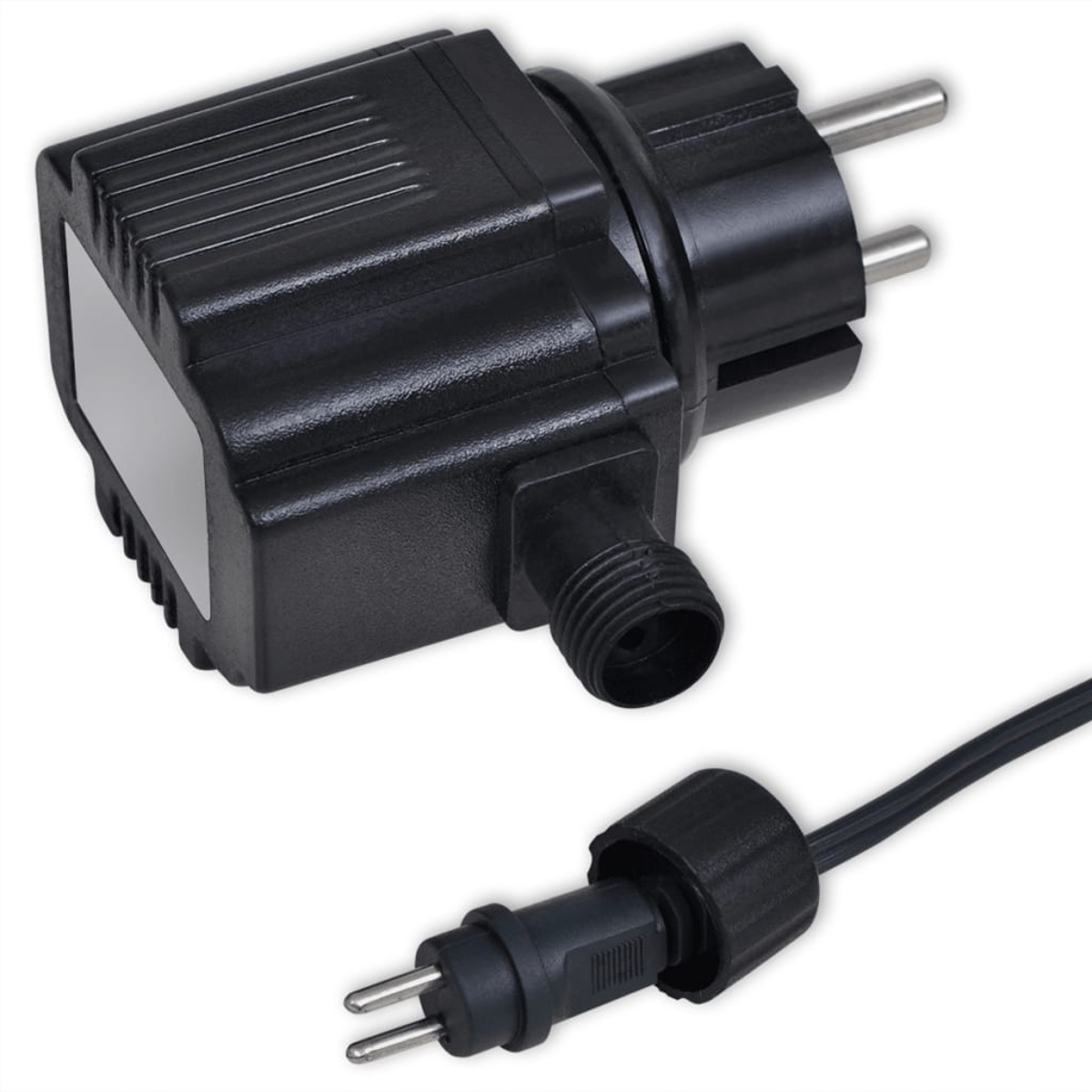 Ein schwarzer Netzadapter mit zwei Zinken und einem schwarzen Kabel. Nahaufnahme, weißer Hintergrund.