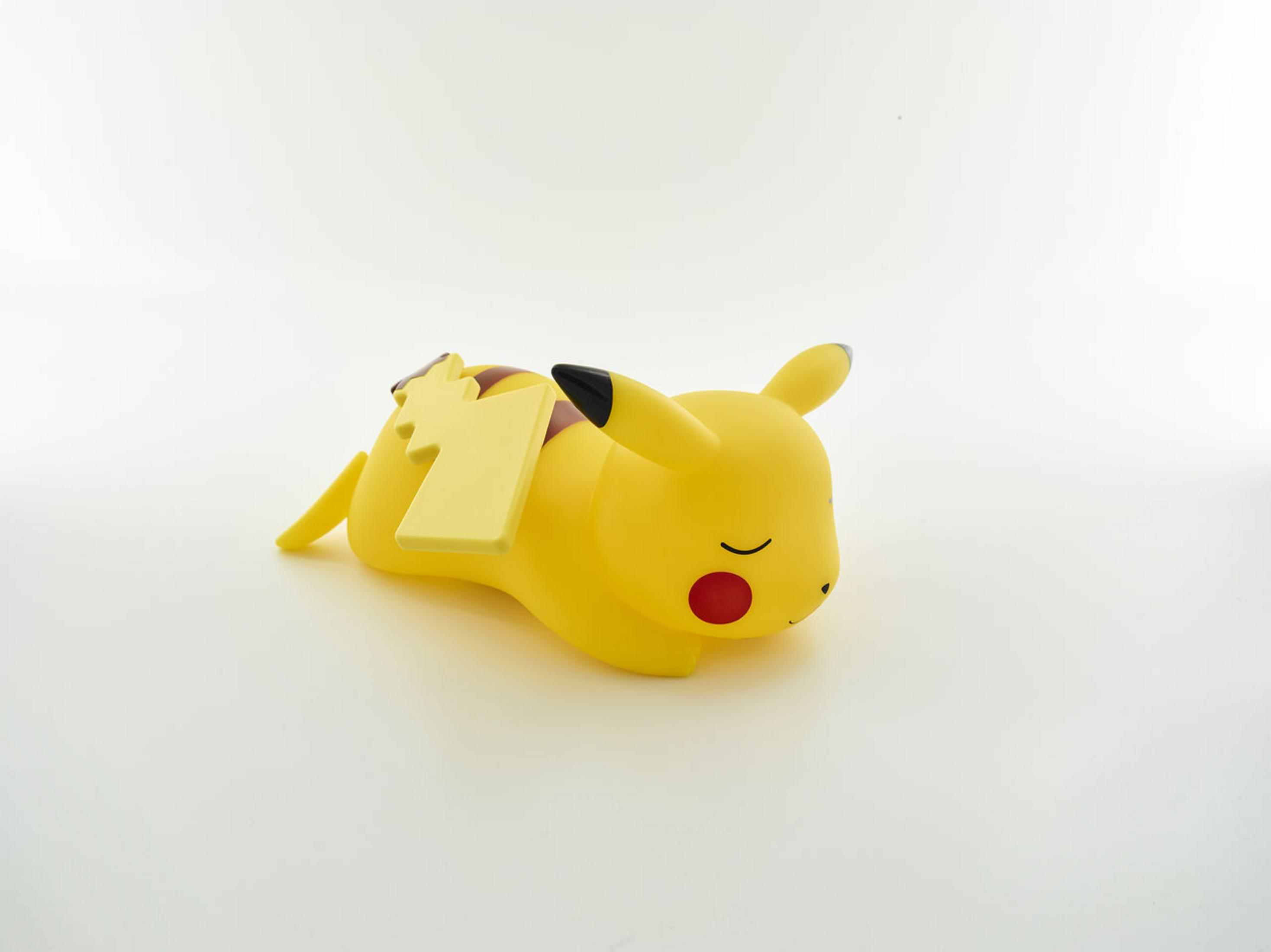 Figura di Pikachu gialla sdraiata, con occhi chiusi, guancia rossa e fulmine giallo.