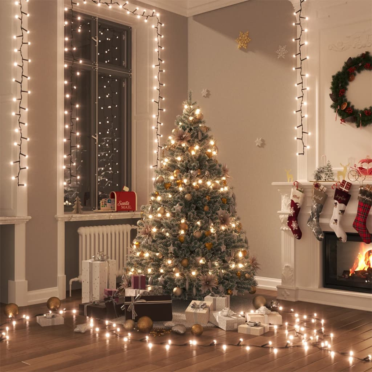 Ein beleuchteter Weihnachtsbaum mit Geschenken und Lichtern in einem Raum mit Kamin und Girlande.