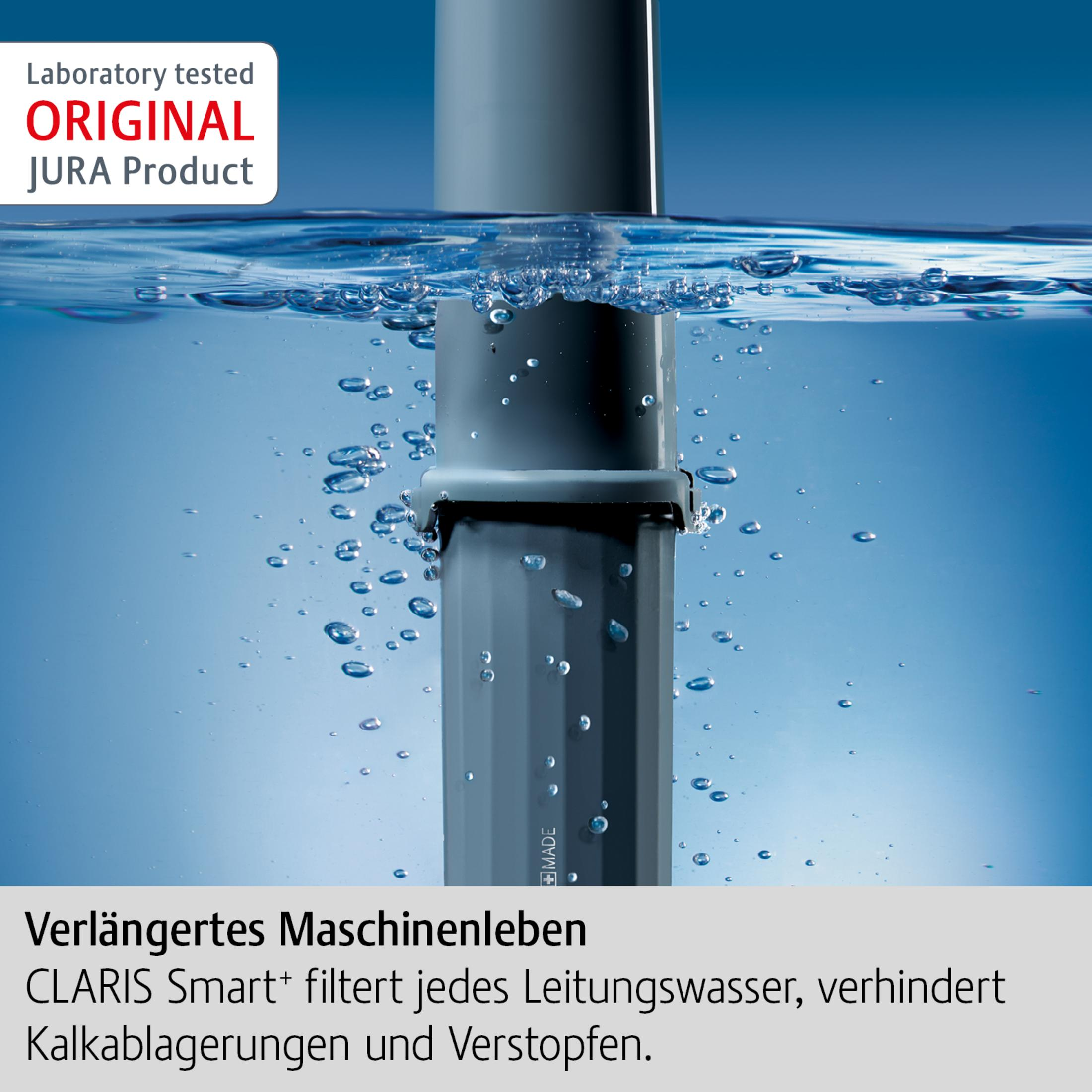 Acqua con un filtro JURA immerso, bolle visibili.