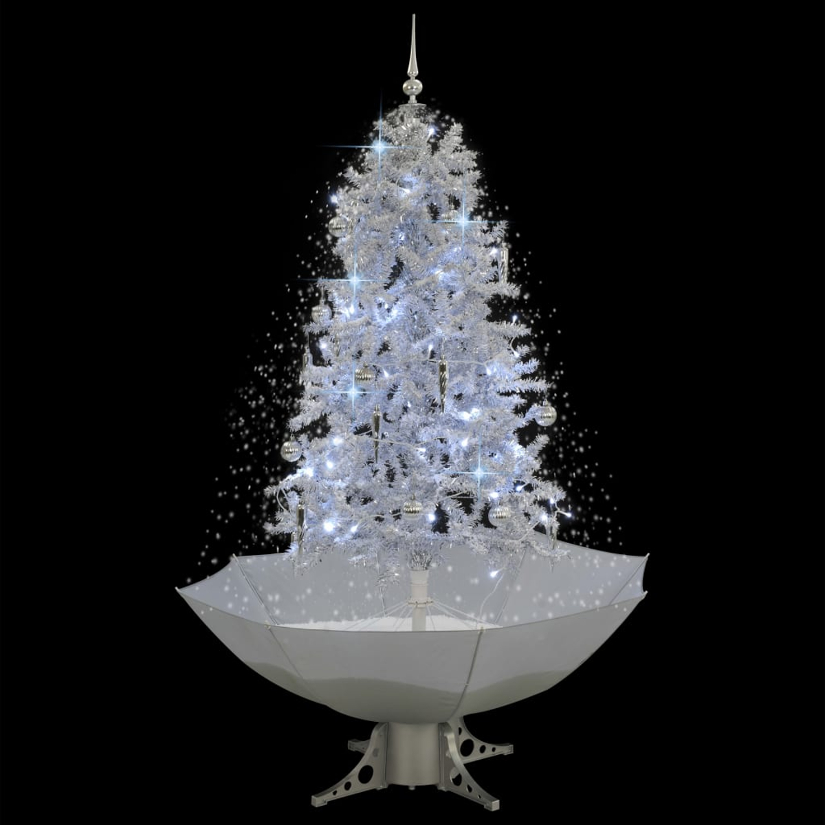 Ein silberner Weihnachtsbaum mit Lichtern und Ornamenten steht in einer weißen Basis, schwarzer Hintergrund.