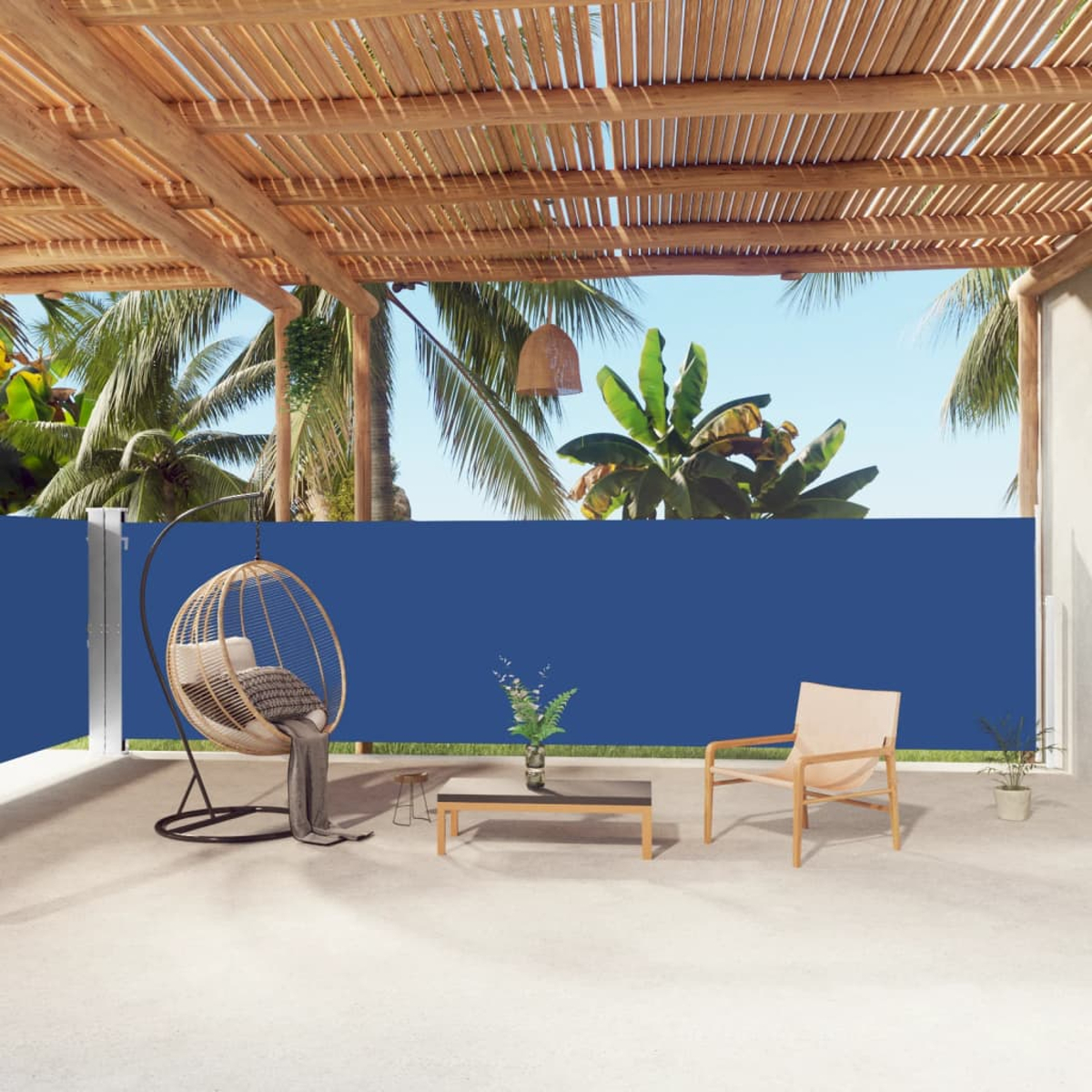Eine Terrasse mit blauem Sichtschutz. Ein Schaukelstuhl und andere Möbel sind sichtbar.