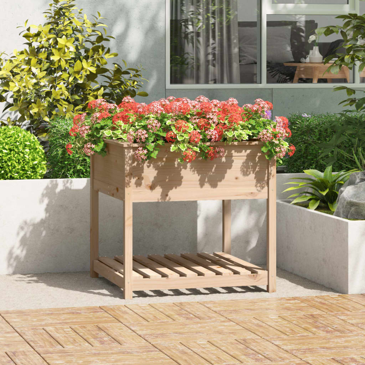 Erhöhtes Gartenbeet aus Holz mit Blumen und Pflanzen, auf Holzterrasse.