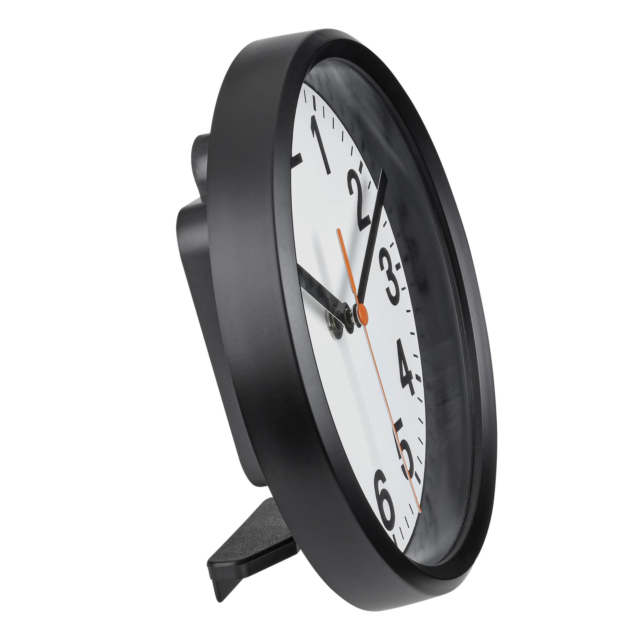 Schwarze Uhr mit weißem Zifferblatt, schwarzem Rahmen und orangefarbenem Sekundenzeiger. Schräge Ansicht.