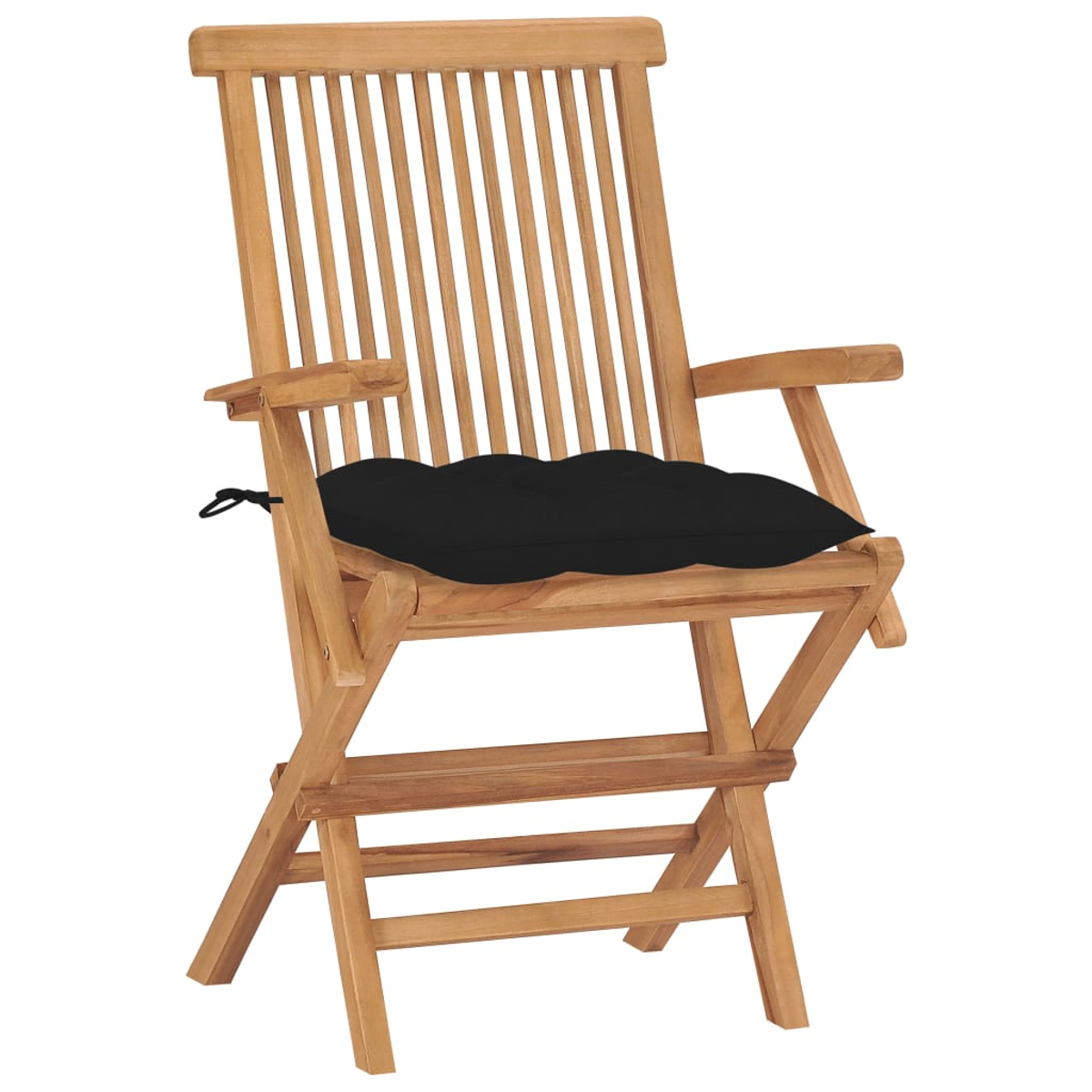Holzstuhl mit schwarzem Kissen. Der Stuhl steht auf weißem Hintergrund.