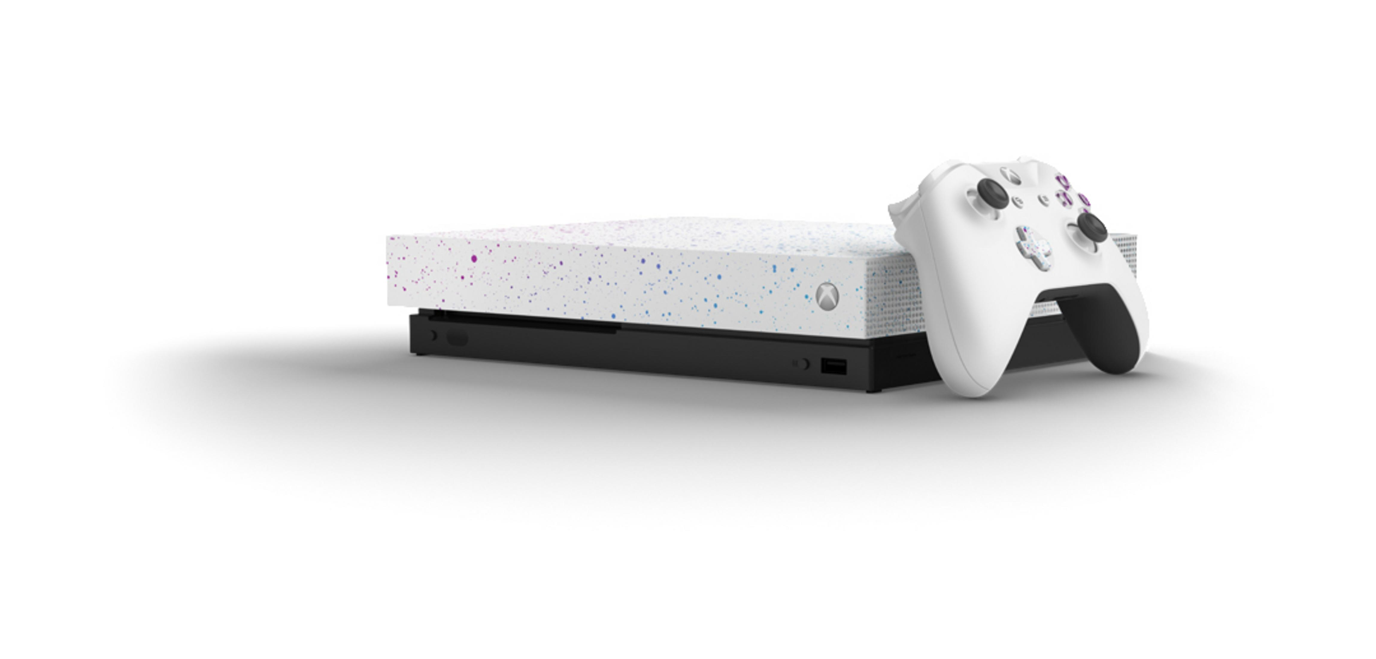 Weiße Xbox One X Konsole und Controller, weißer Hintergrund mit Schatten.