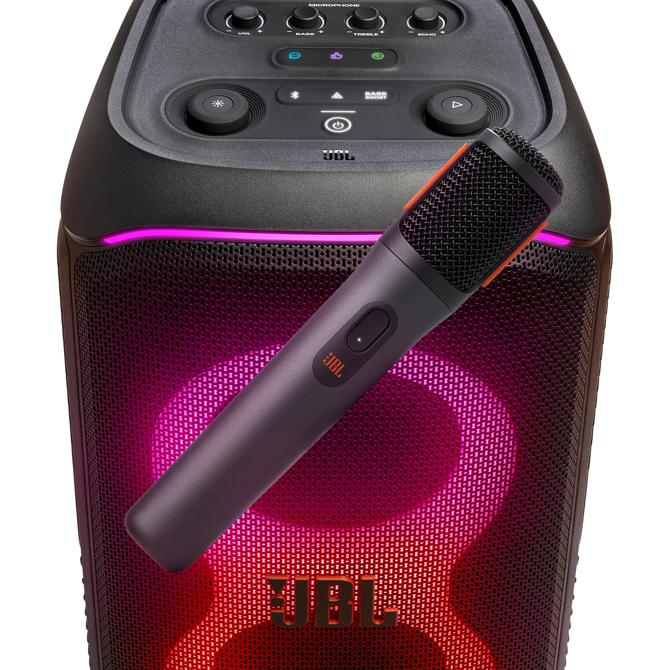 Une enceinte JBL avec un micro dessus. L'enceinte a des lumières colorées à l'avant.