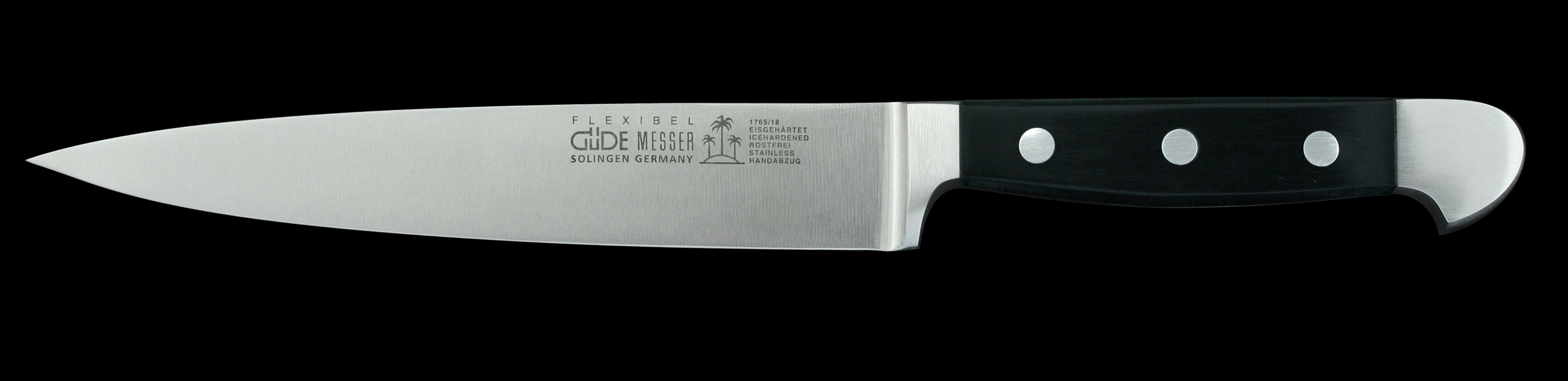 Ein langes Messer mit schwarzem Griff und silberner Klinge. Die Klinge ist scharf und hat Text.
