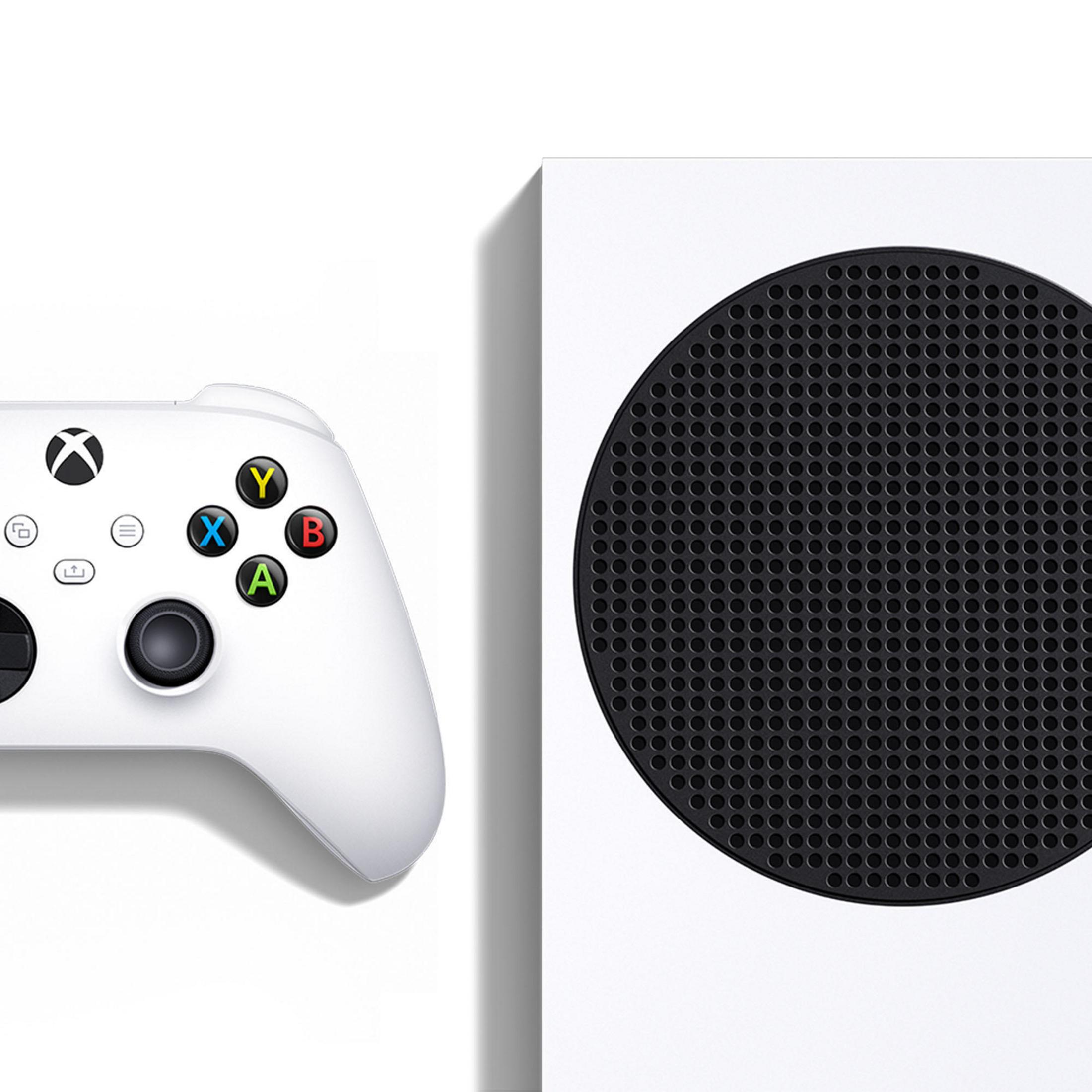 Witte Xbox Series S console, een witte controller met gekleurde knoppen, op witte achtergrond.