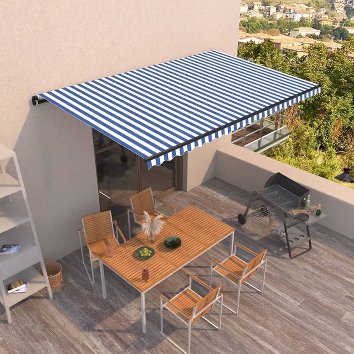 Eine Terrasse mit einer blau-weiß gestreiften Markise, einem Holztisch, Stühlen und einem Grill.