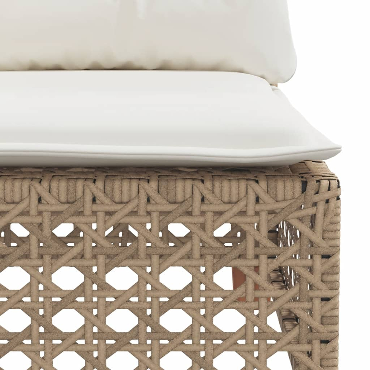 Primo piano di una sedia in rattan con un cuscino bianco.