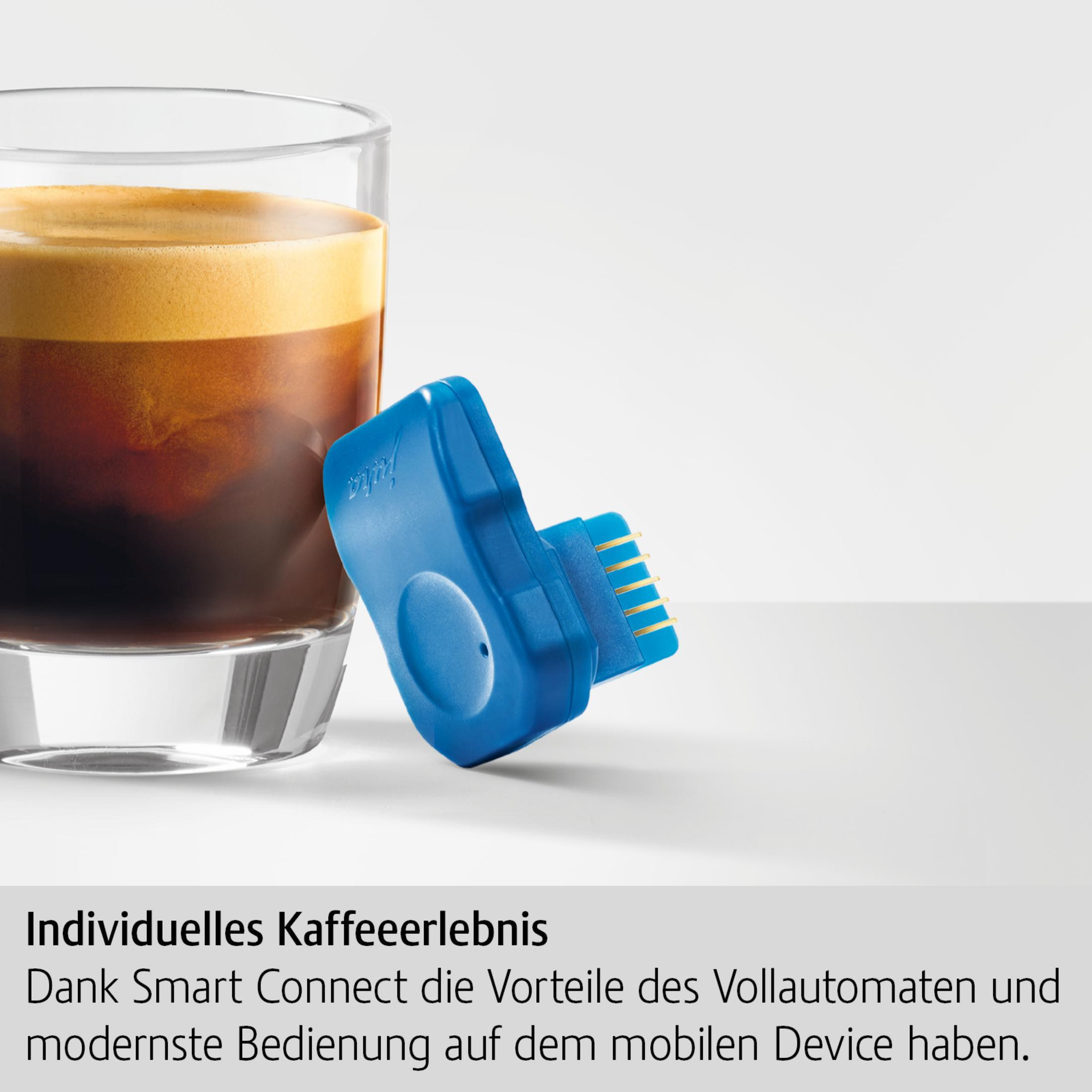 Ein Glas Kaffee neben einem blauen Gerät.