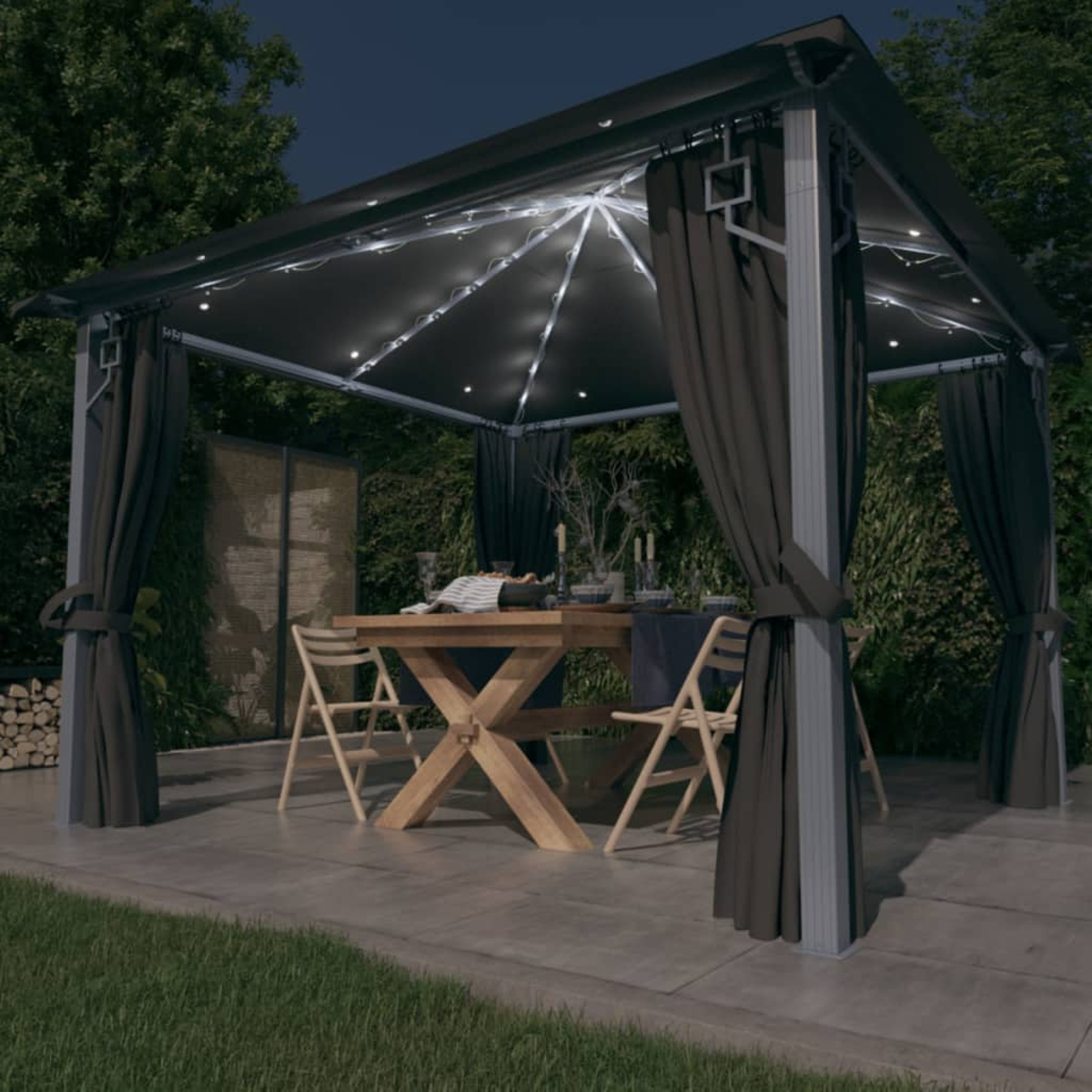 Ein Pavillon bei Nacht mit Lichterketten und einem Esstisch, der für eine Mahlzeit gedeckt ist.