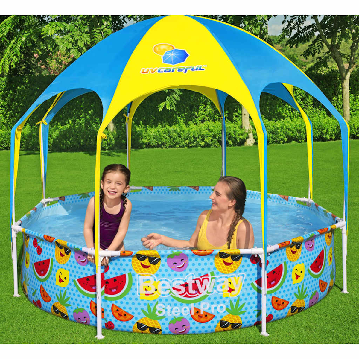 Zwei Mädchen in einem blauen Pool mit gelb-blauem Sonnenschirm. Grünes Gras im Hintergrund.