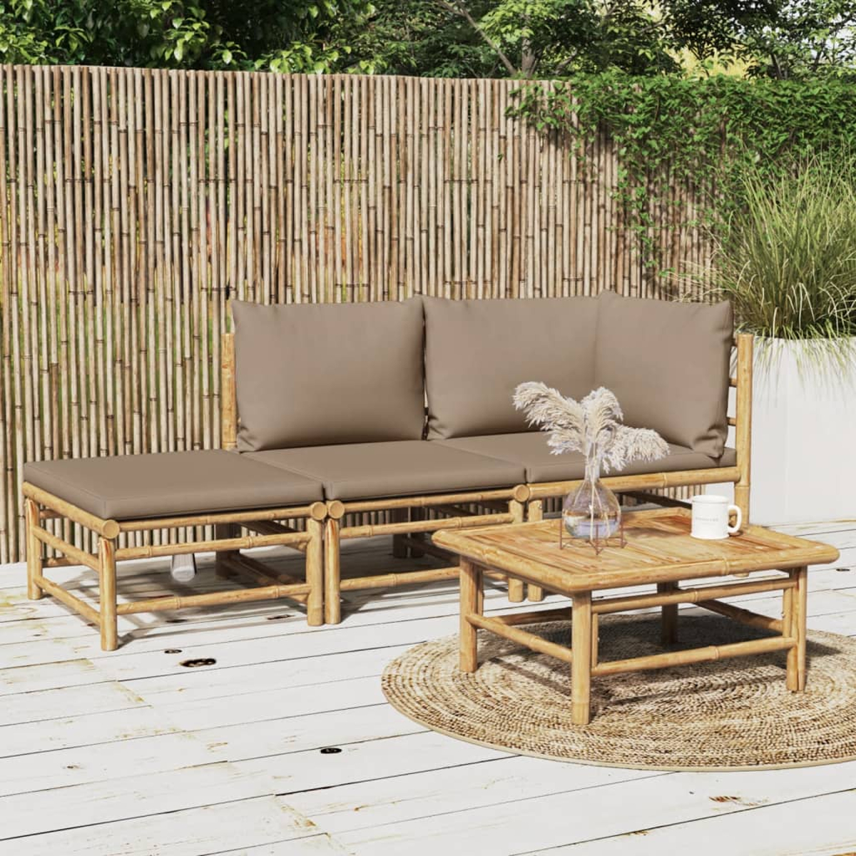 Ein Bambus-Sitzgruppe für draußen. Enthält ein Sofa, zwei Hocker und einen Couchtisch mit Vase.