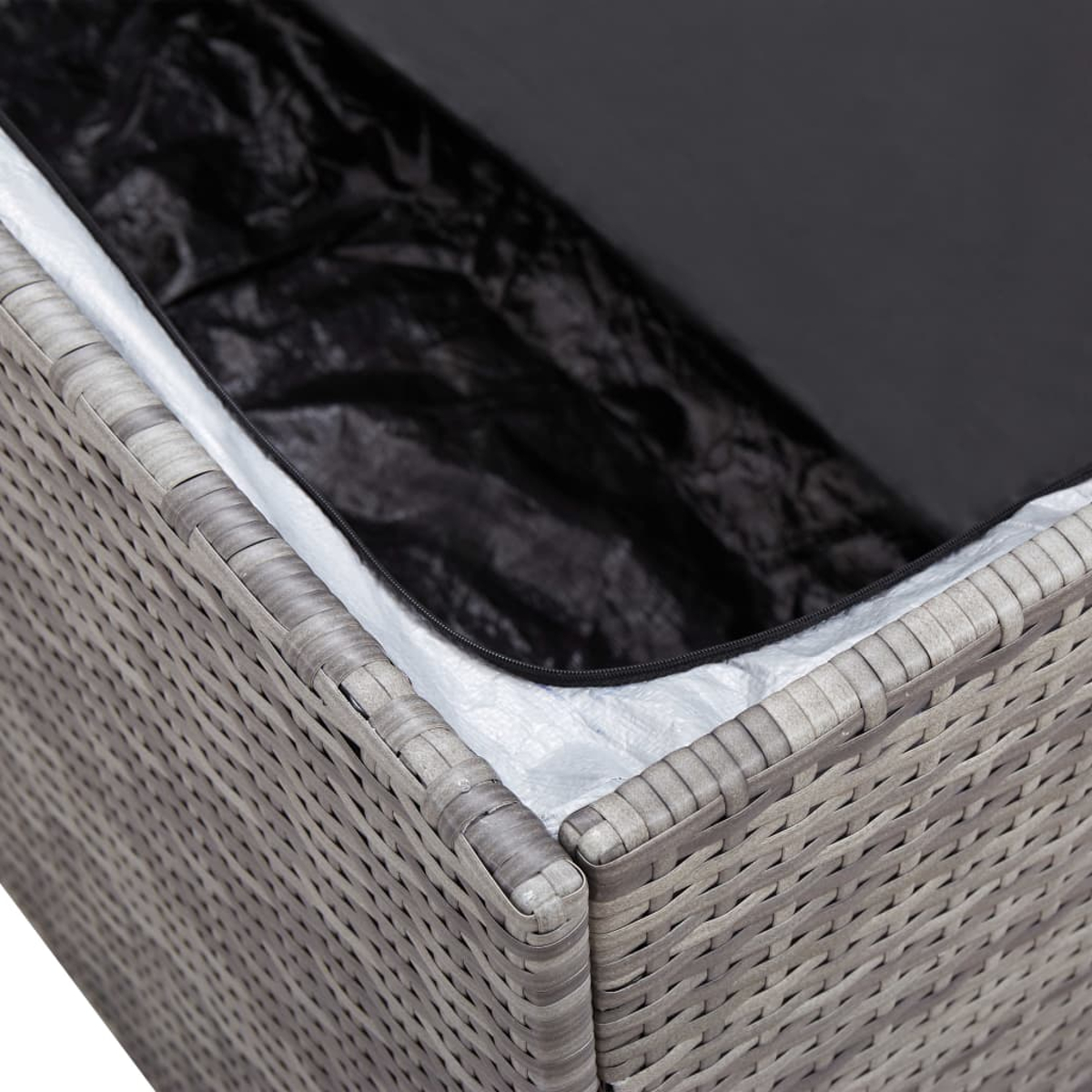 Nahaufnahme eines grauen Rattan-Pflanzgefäßes mit schwarzem Liner. Die Textur ist gewebt.