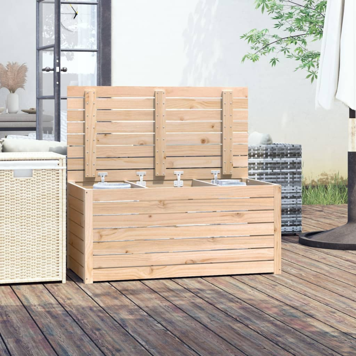 Holzaufbewahrungstruhe, offener Deckel. Auf Holzdeck mit anderen Wickerartikeln.
