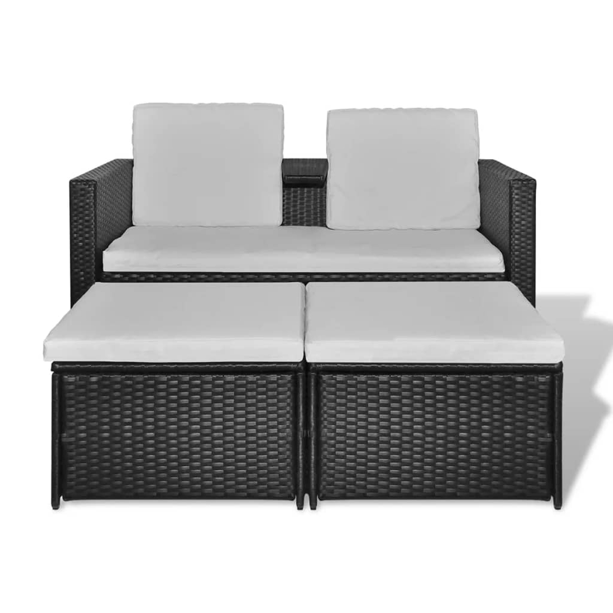Schwarzes Rattan-Möbelset mit weißen Kissen. Zwei Ottomane und ein Zweisitzer-Sofa. Weißer Hintergrund.