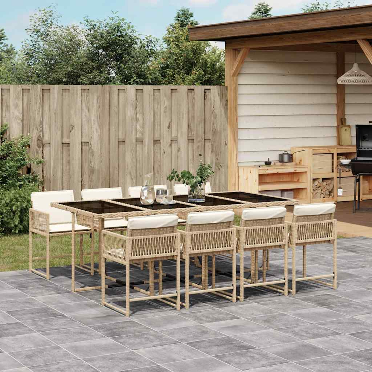 Ein Ess-Set für draußen mit Tisch und Stühlen, auf einer Terrasse platziert, mit anderen Objekten.