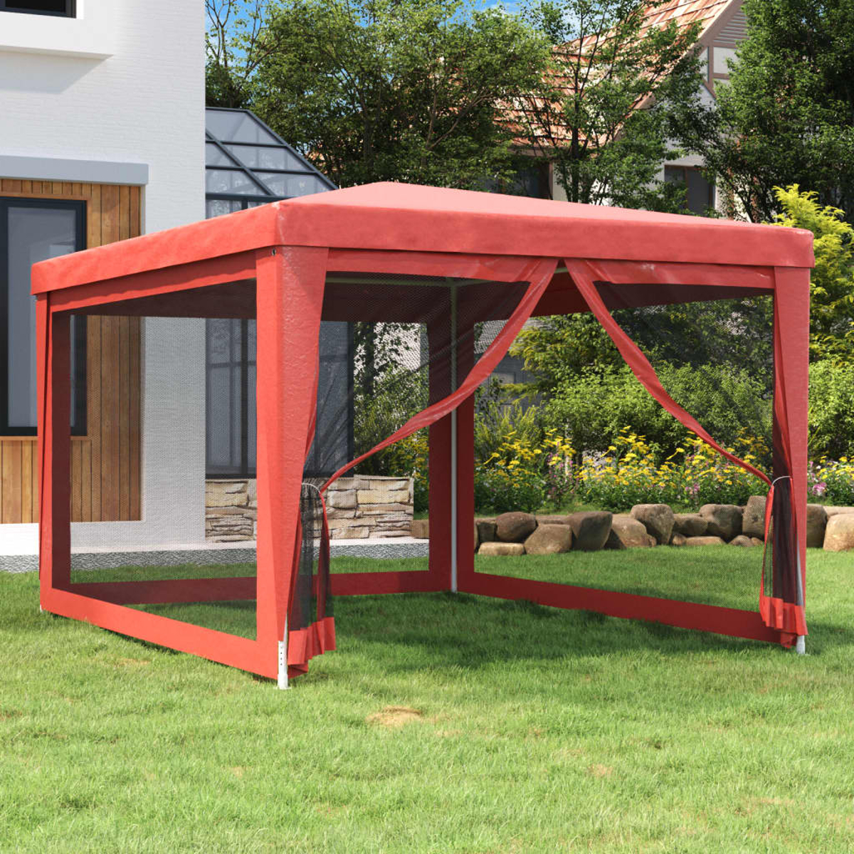 Roter Pavillon mit Moskitonetz. Auf grünem Gras. Ein weißes Haus im Hintergrund.