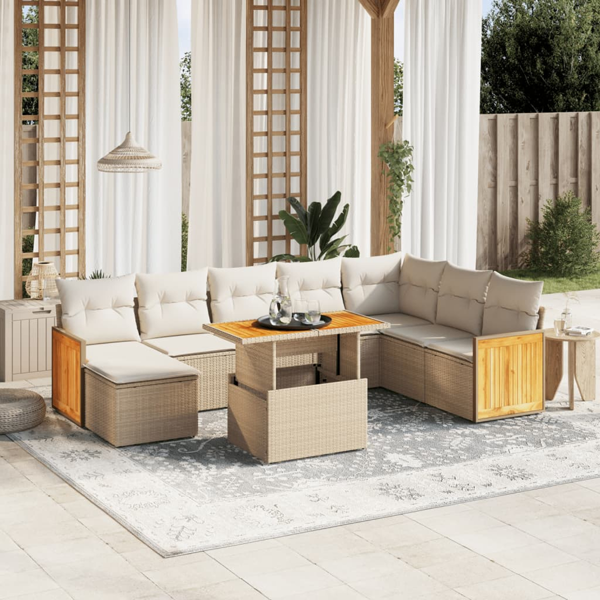Ein modernes Wohnzimmerset für den Außenbereich. Enthält ein Sofa, einen Couchtisch und einen Beistelltisch. Beige Kissen werden verwendet.