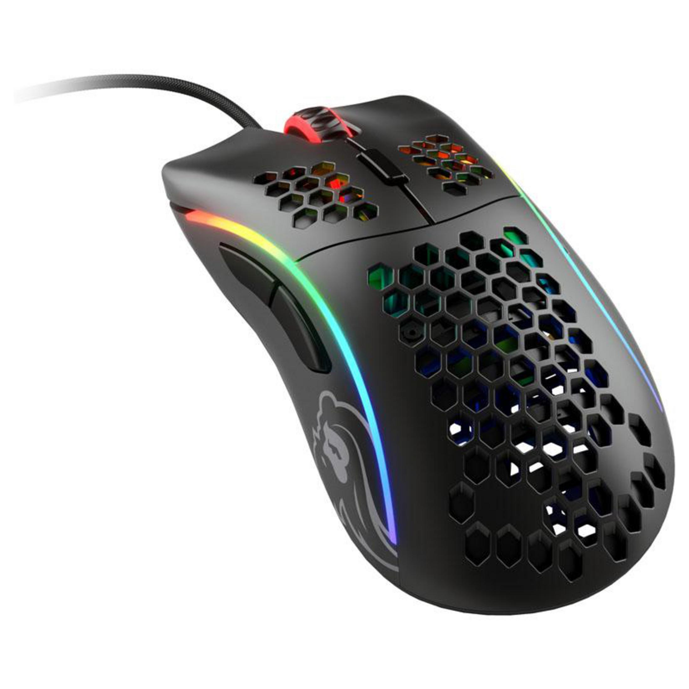 Zwarte gamingmuis met honingraatdesign en RGB-verlichting. Toont een kabel en meerdere knoppen.