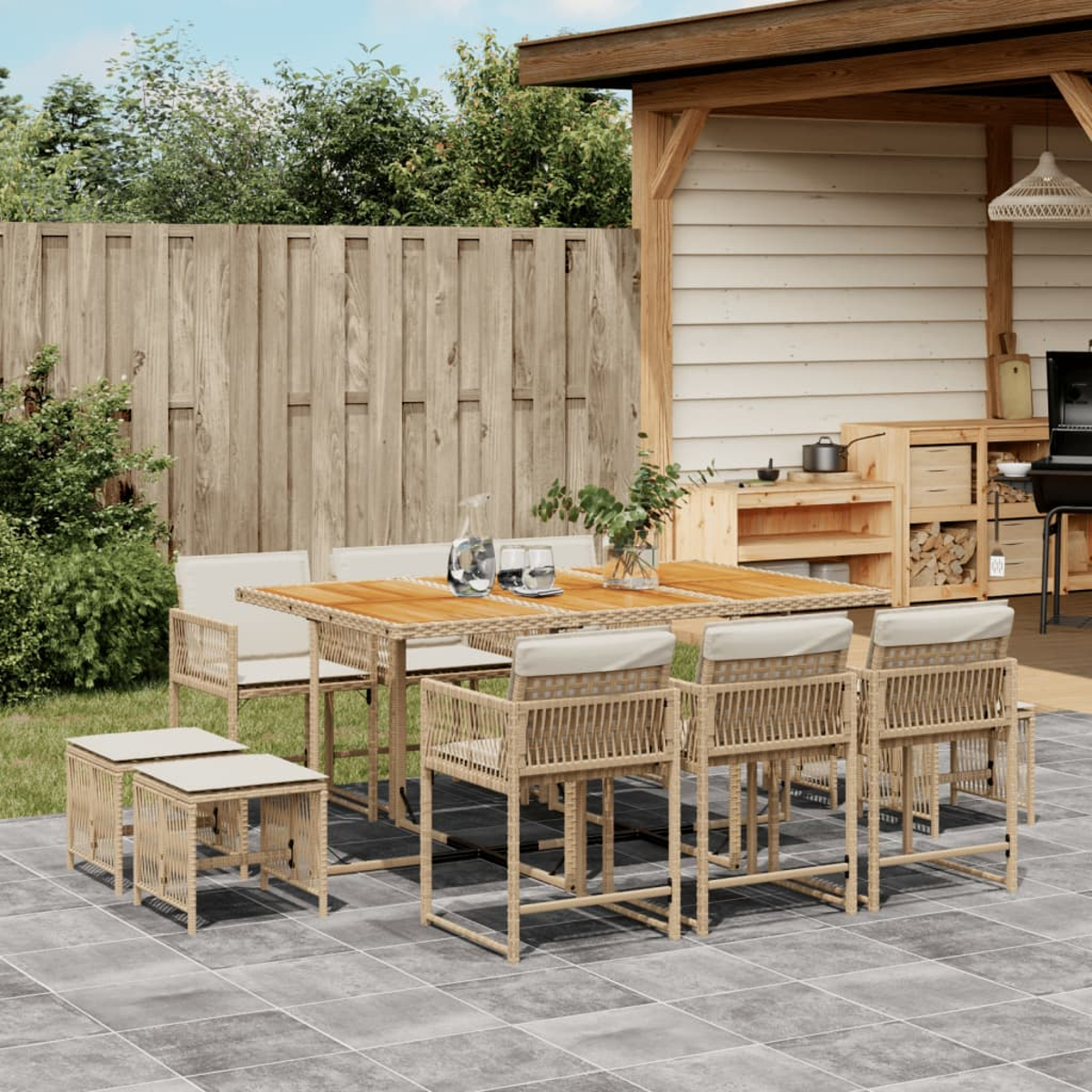 Set da pranzo da esterno con tavolo e sedie in legno. Include tavolo e sgabelli. Patio in legno e verde.