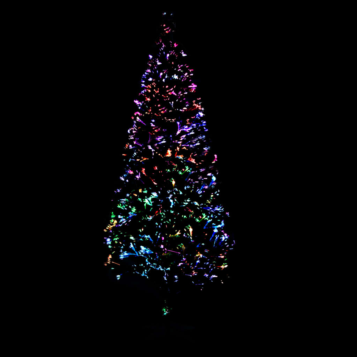 Ein Weihnachtsbaum mit bunten Lichtern auf schwarzem Hintergrund. Die Lichter sind verschwommen.