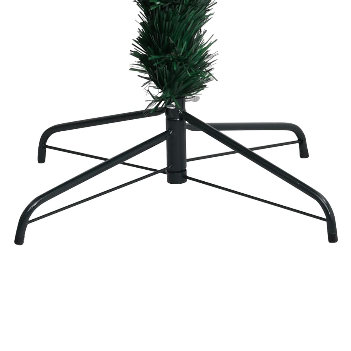 Metall-Weihnachtsbaumständer mit grünem Astsockel befestigt. Weißer Hintergrund.