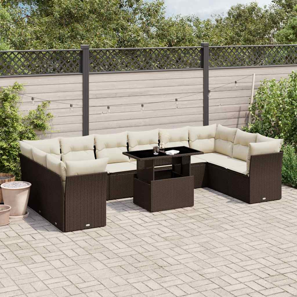 Dunkelbraunes Rattan-Ecksofa mit beigen Kissen und einem Tisch mit Hubfunktion auf einer Terrasse mit Pflastersteinen.