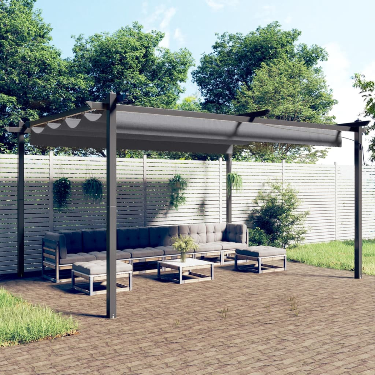 Terrasse im Freien mit Pergola, Sofa, Hockern und einem weißen Tisch.