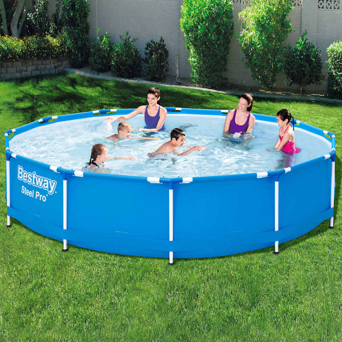 Leute in einem blauen Aufstellpool, die Spaß haben.
