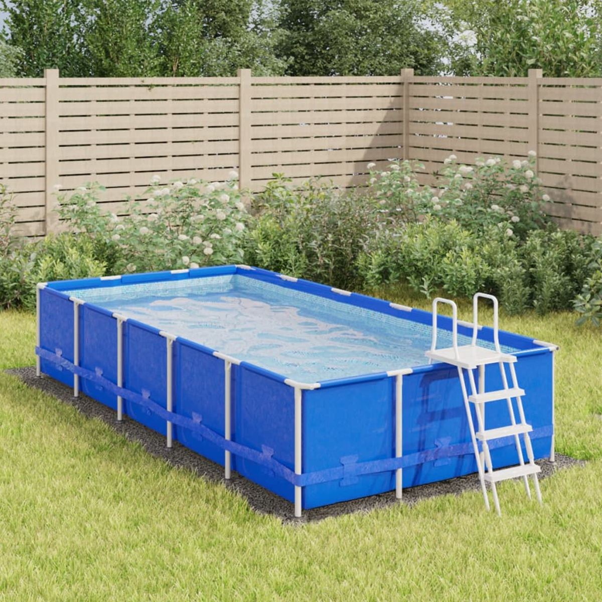 Ein blauer rechteckiger Aufstellpool mit Leiter.