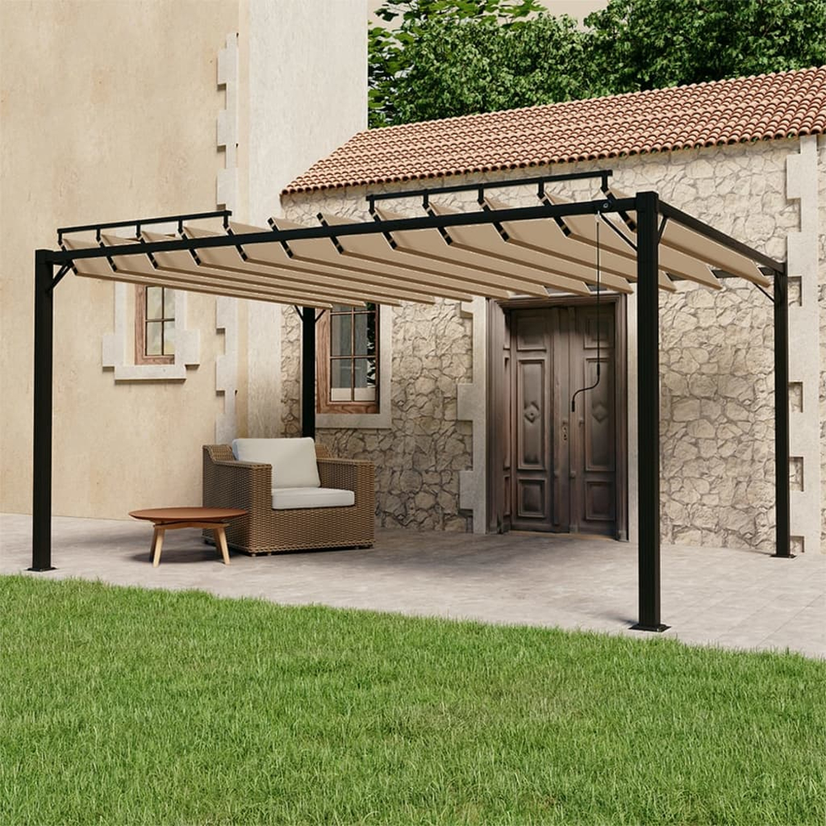 Pergola mit beigem Baldachin über einer Terrasse mit Stuhl und Tisch neben einem Gebäude.