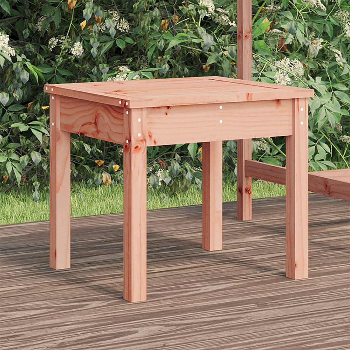 Holztisch für draußen. Braunes Holz, quadratische Form, mit vier Beinen. Grüner Hintergrund.