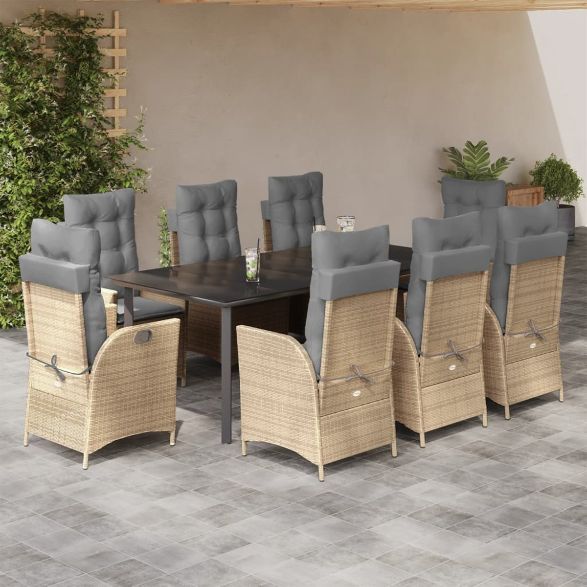 Essgruppe im Freien mit Tisch und Stühlen. Graue Kissen, beige Stühle.