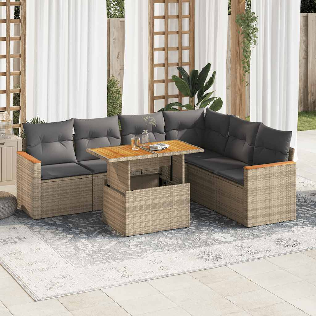 Divano componibile da esterno con cuscini grigi e tavolo con piano elevabile. Tessuto beige intrecciato.