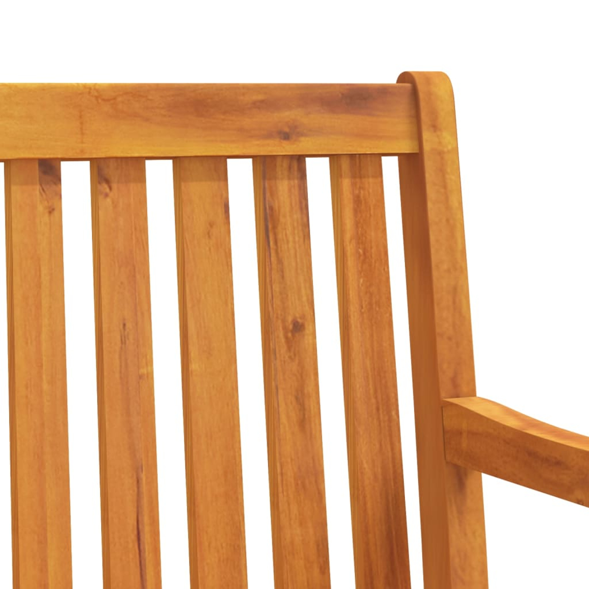 Nahaufnahme einer Holzstuhllehne mit vertikalen Lamellen. Das Holz hat eine natürliche, hellbraune Farbe.