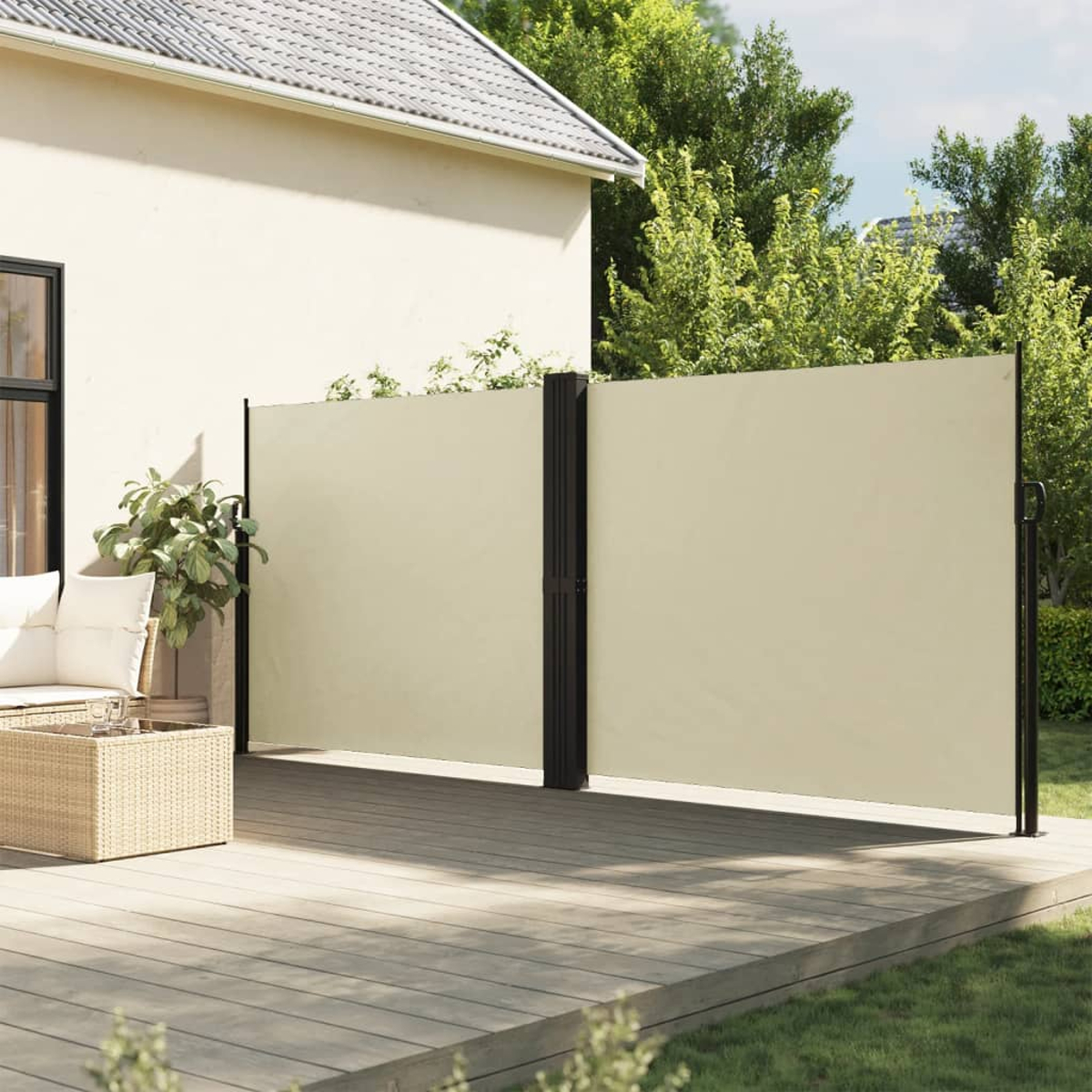 Outdoor-Sichtschutz, beige Paneele und schwarze Pfosten. Im Hintergrund sind eine Terrasse und ein Haus zu sehen.