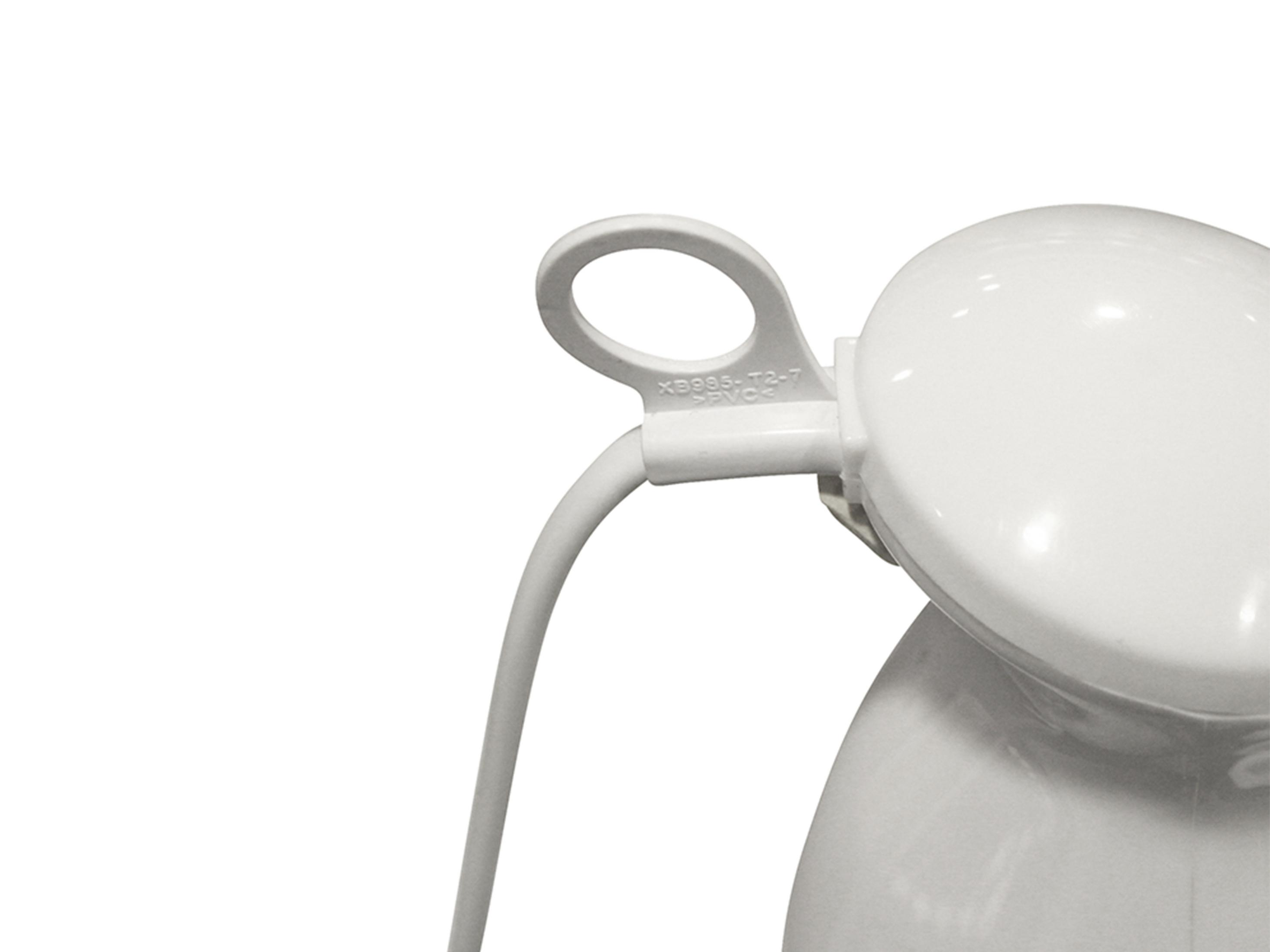 Un oggetto di plastica bianca con un anello e un tubo curvo è visto su sfondo bianco.