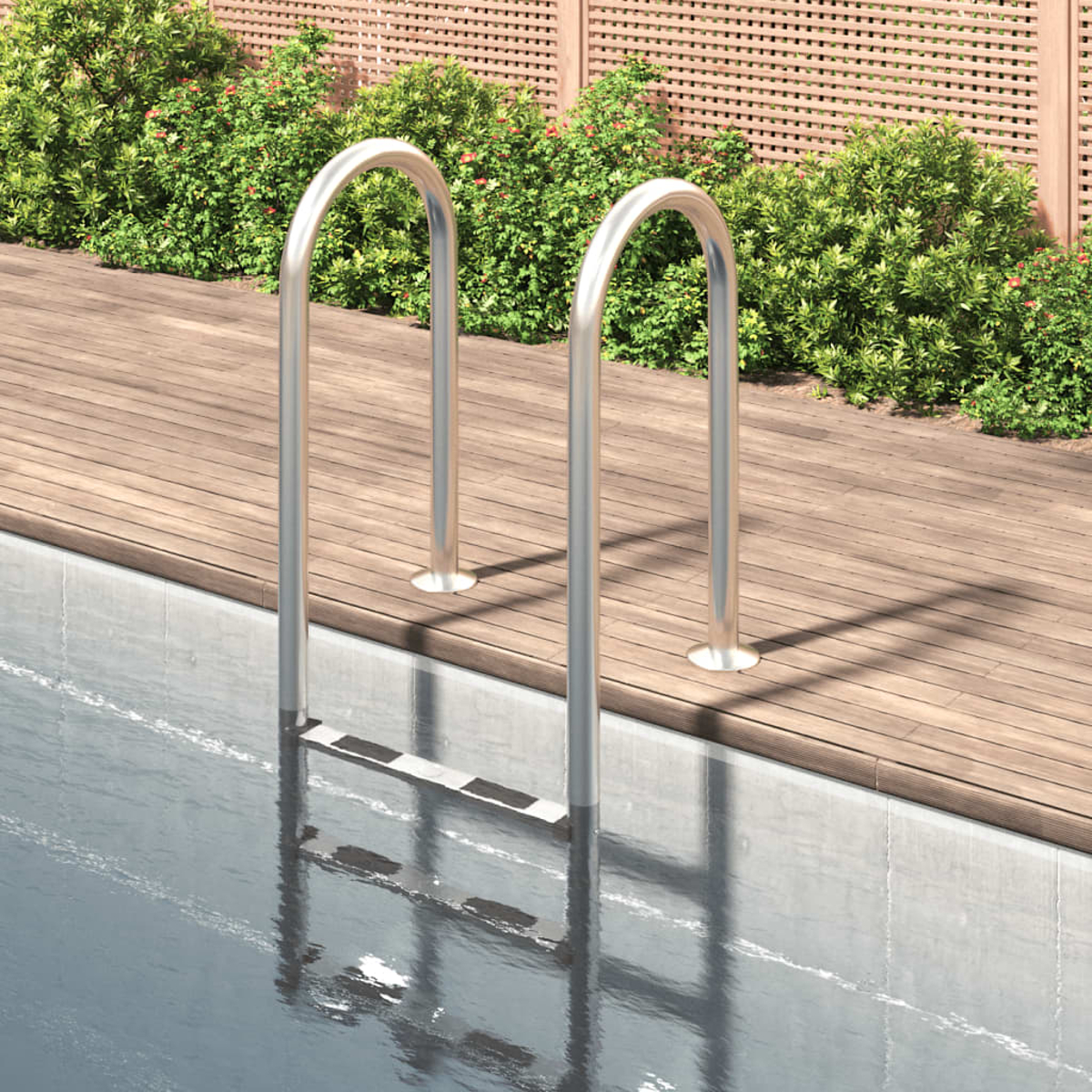 Ein Pool mit einer Leiter, umrahmt von Holzdecking und grünen Büschen.