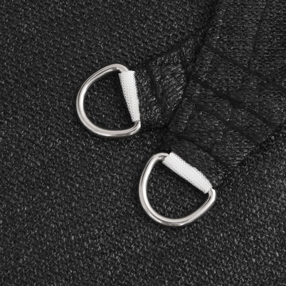 Nahaufnahme von zwei D-Ringen, die an einem schwarzen Netzstoff befestigt sind, zeigt Metallbeschläge.