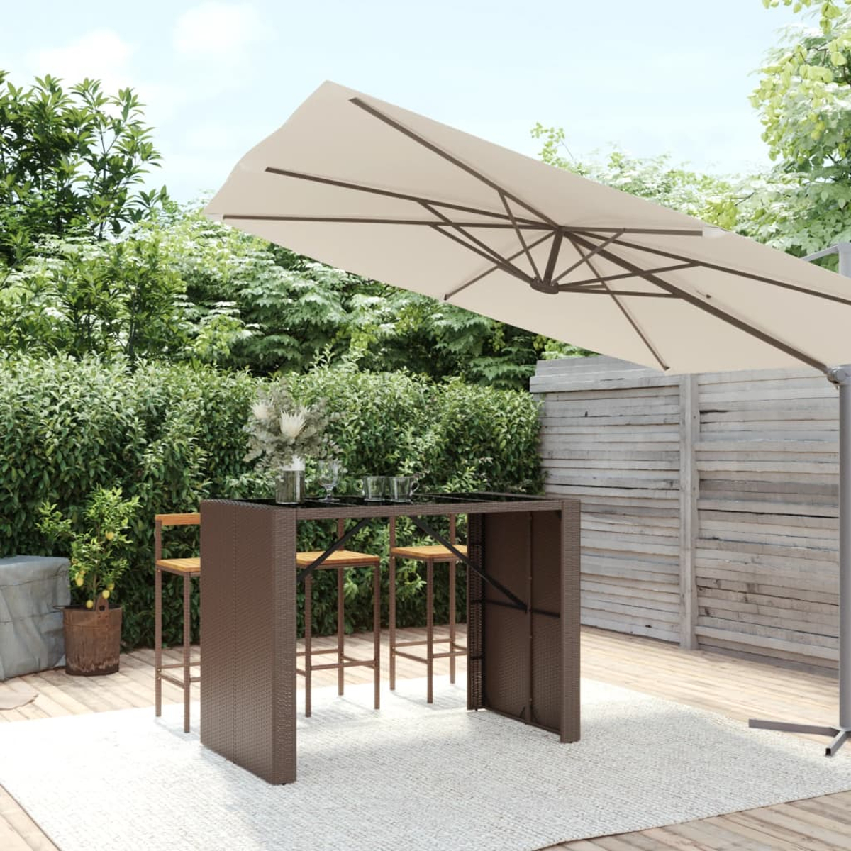 Außenszene mit Bartisch, Hockern und Sonnenschirm. Holzmöbel mit weißem Schirm. Sonniger Tag.