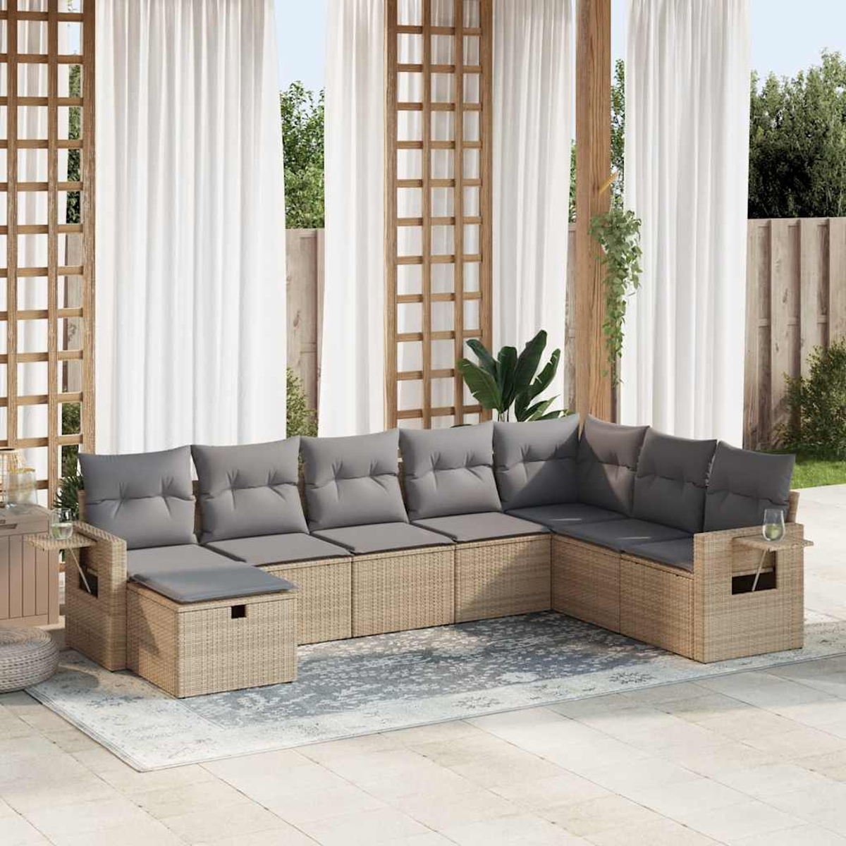 Ein Outdoor-Rattan-Sofa mit grauen Kissen, einem kleinen Tisch und einem Teppich.