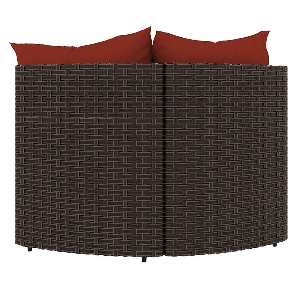 Gebogenes braunes Korbmöbel-Sofa mit roten Kissen, Nahaufnahme.