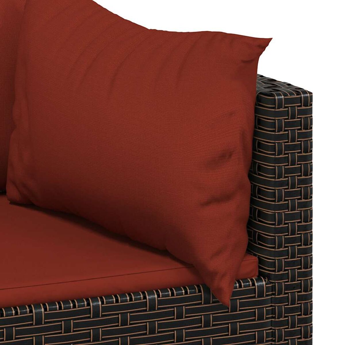 Nahaufnahme eines roten Kissens auf einem gewebten braunen Sofa. Textur sichtbar.