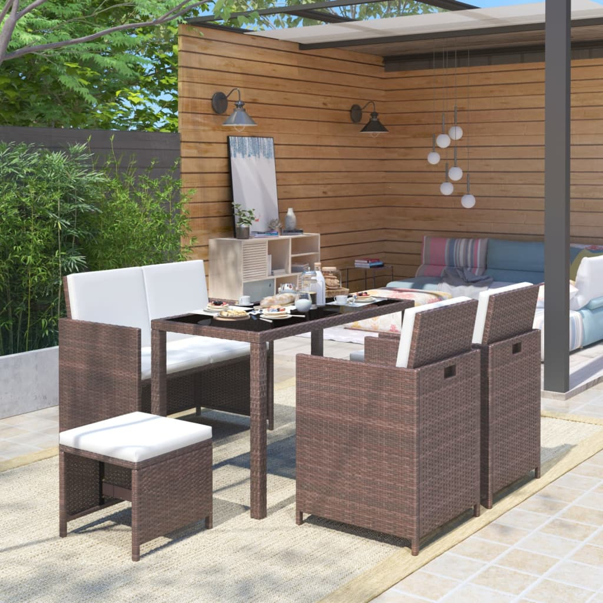 Essgruppe im Freien mit Tisch, Stühlen und Bank auf einer Terrasse.