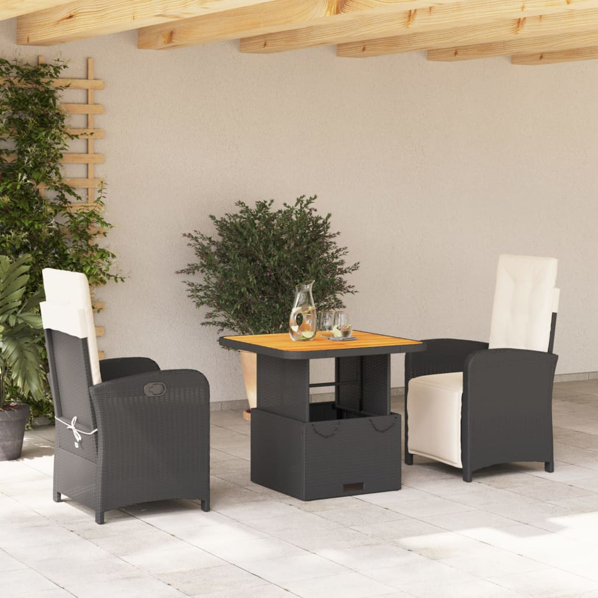 Terrassenmöbel-Set mit zwei Stühlen, einem Tisch und einer Pflanze im Topf. Die Szene ist im Sonnenlicht.