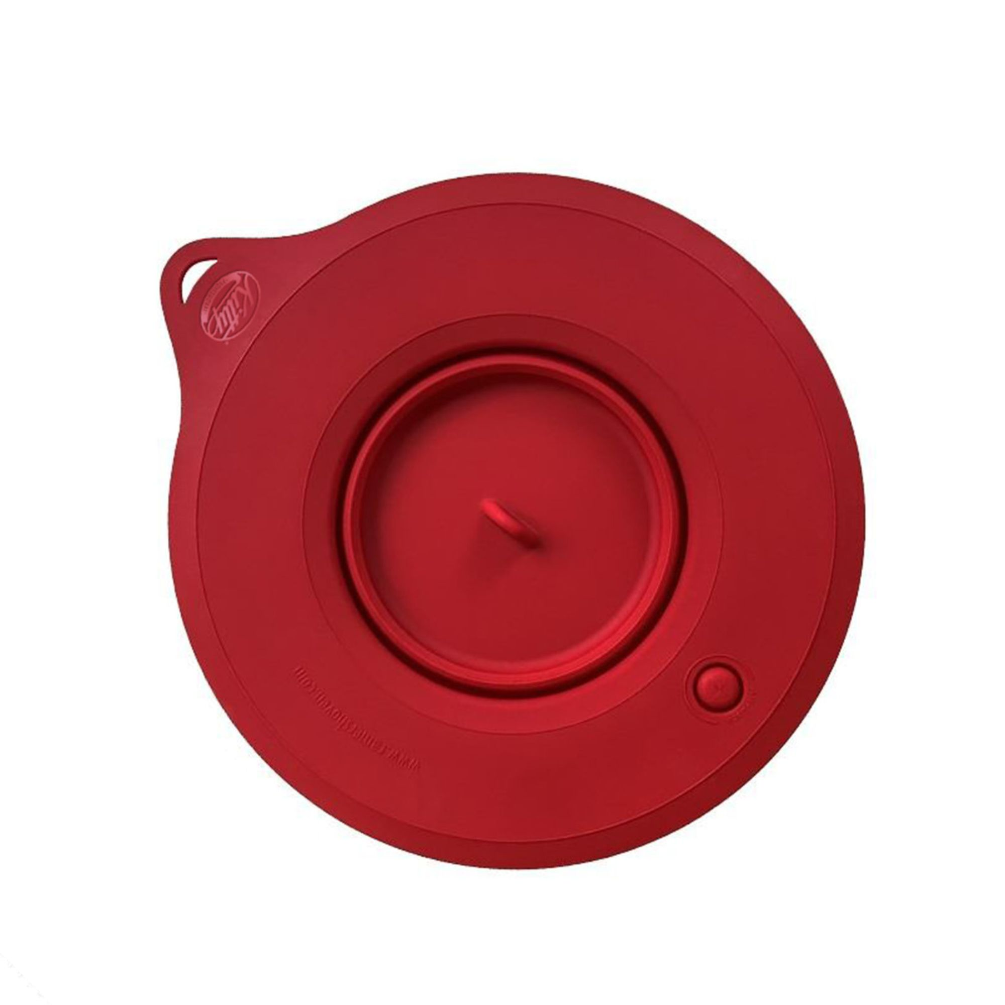 Ein roter runder Silikondeckel mit Griff und Knopf. Auf weißem Hintergrund.