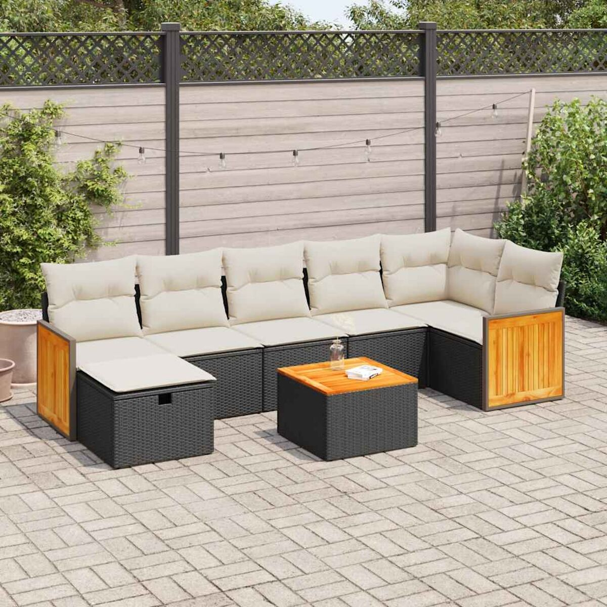 Outdoor-Ecksofa mit hellen Kissen und kleinem quadratischem Tisch.
